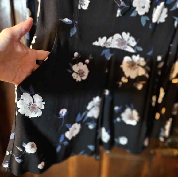 Very pretty romper, has pockets on the shorts - Picture 4 of 9